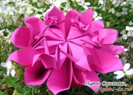 Красивый оригами цветок с лепестками-журавликами
